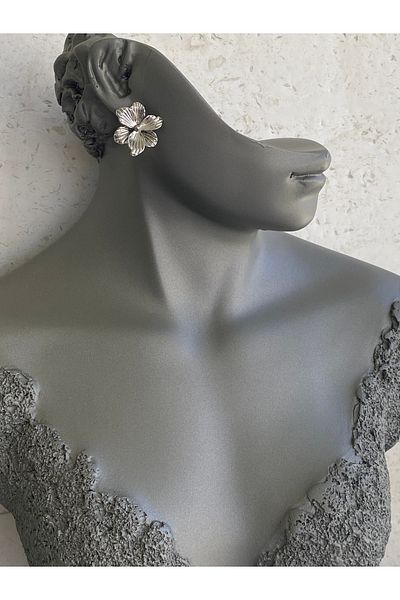 Lucios Golden Craftsmanship Flower Nail Earring