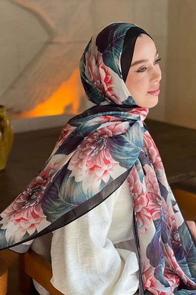 Tesettür Diyarı Şal Lina cu model de hortensie