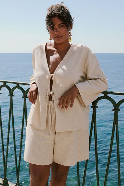 Trendyol Curve Beigefarbener V-Ausschnitt mit Schnürung, detaillierter Baumwoll-Flam-Beachwear-Anzug in Übergröße TBBSS25CP00012