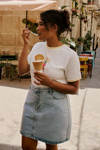 Trendyol Curve Žlté tričko Boyfriend Fit s potlačou, prateľné veľké tričko – 100 % bavlna TBBSS25BF00055