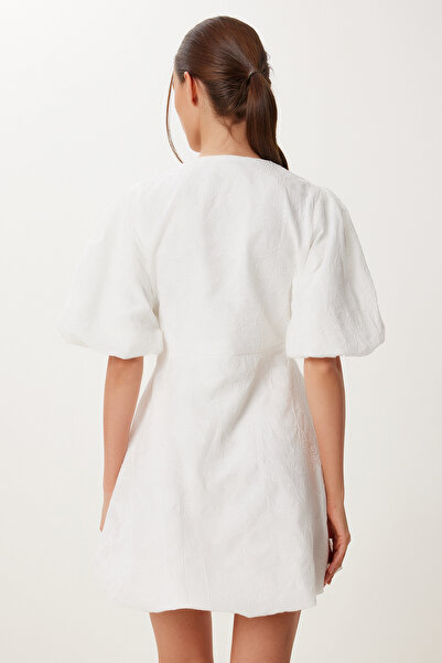 Happiness İstanbul Dámské bílé vyšívané tkané balonové šaty FN03469