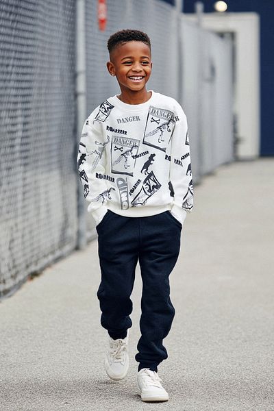 TRENDYOLKIDS Ecru bedruckter Strick-Unter-Oberteil-Anzug für Jungen TKDAW25AU00145