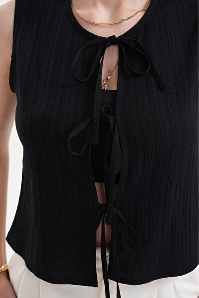 Trendyol Collection Černá tenká halenka s texturou a detaily na šněrování TWOSS25YE00123