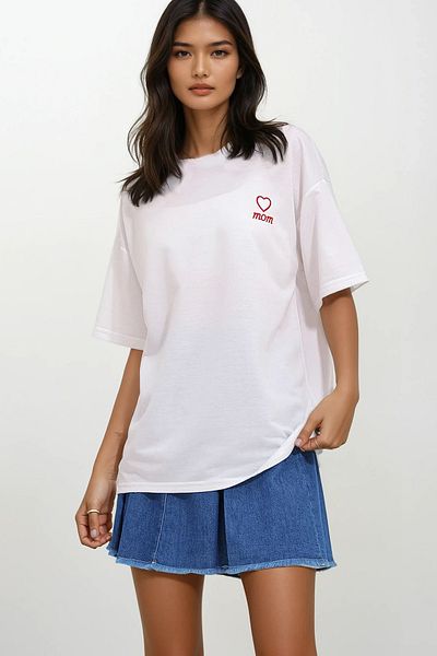 Trend Alaçatı Stili Tricou alb pentru femei, cu gât crew, cu două fire, brodat mama ALC-X11503