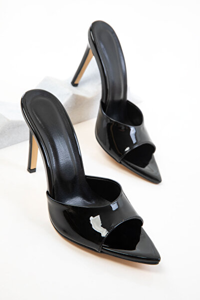 SOHO Černé lakované dámské klasické boty na podpatku 20732