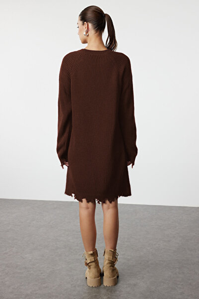 Trendyol Collection Hnědé krátké/mini široké úpletové šaty s detailním splýváním TWOAW24EL00113