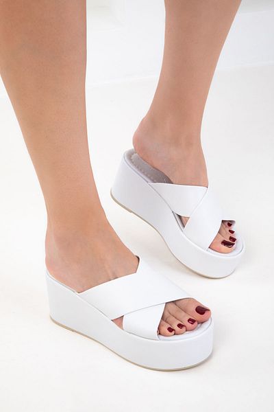 SOHO Weiße Damenschuhe mit Keilabsatz 20727