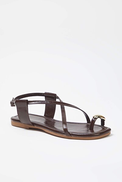TRENDYOL SHOES Dunkelbraune Damensandalen mit goldenem Accessoire-Detail TAKSS25SD00067