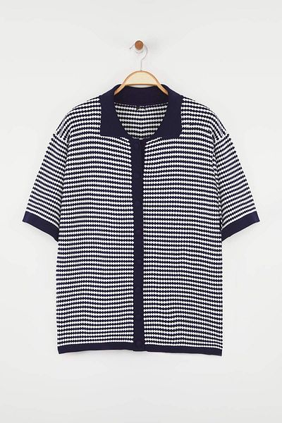 Trendyol Curve Marineblaue gestreifte Strickbluse mit Polokragen TBBSS25AF00115