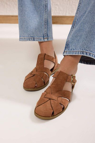 TRENDYOL SHOES Tan Suede Flat Sole Kulaté Toe Dámské sandály TAKSS25SD00059
