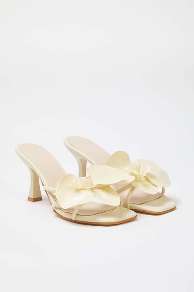 TRENDYOL SHOES Off-White Floral Detaillierte Damen-Hausschuhe mit schmalem Absatz und quadratischer Zehenpartie TAKSS25TO00106