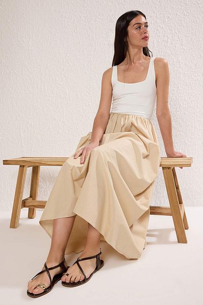 TRENDYOL SHOES Dunkelbraune Damensandalen mit goldenem Accessoire-Detail TAKSS25SD00067