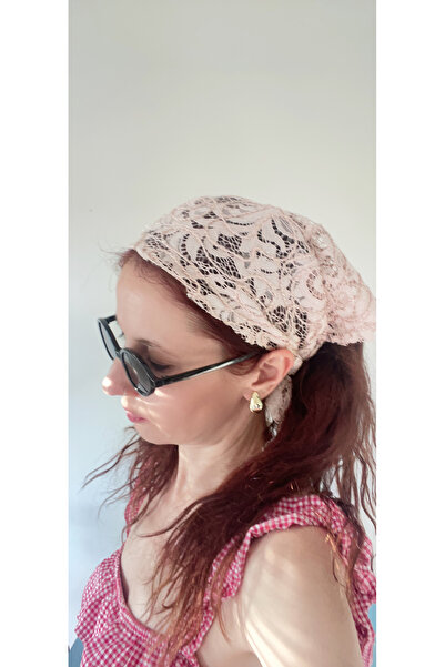 VENÜS MODA by Pınar Συνδυασμός βραδινού φορέματος με μοτίβο από υφαντό με γκλίτερ και αξεσουάρ μαλλιών με μπαντάνα