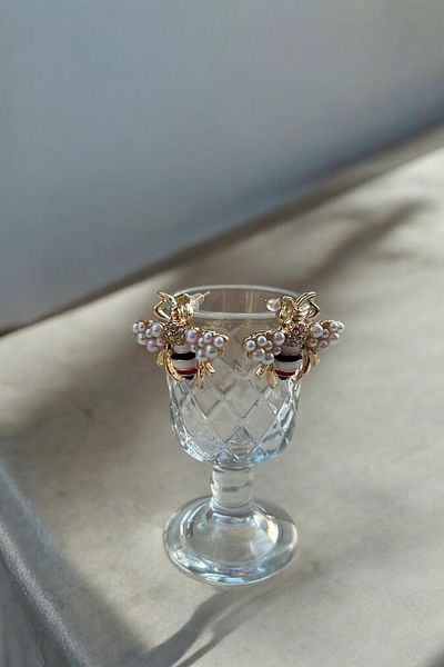 stravis Stone Embroidered Pearl Bee Earrings