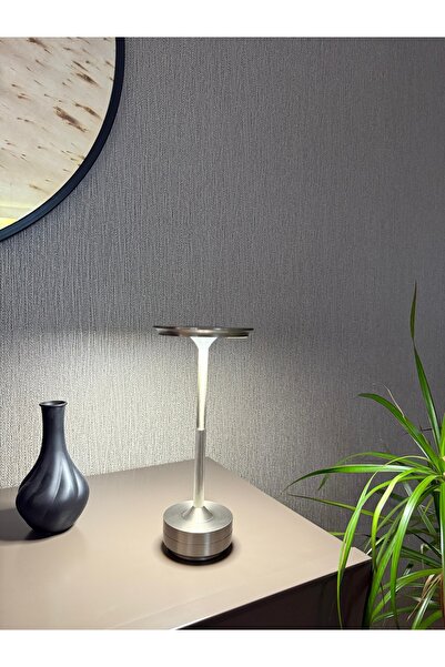 Home Zarif Metal Gövdeli, Şık LED Masa Lambası - İnce Tasarım, Güçlü Işık