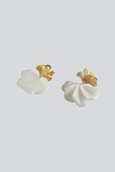 stravis Dangle Shell Earrings