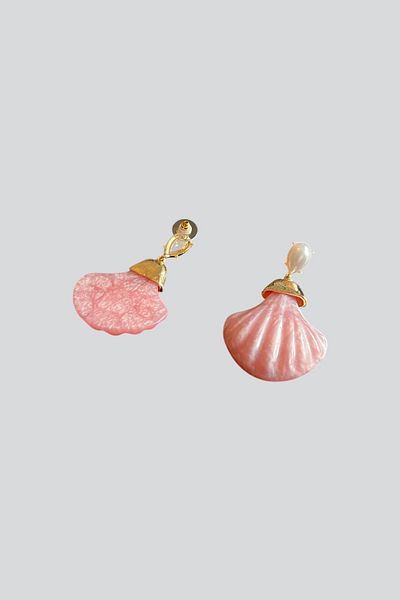 stravis Dangle Shell Earrings