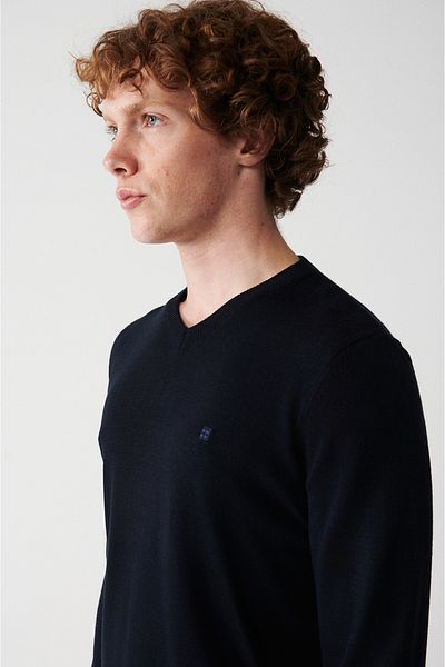 Avva Marineblauer, nicht pelzender Strickpullover mit V-Ausschnitt für Herren E 005003