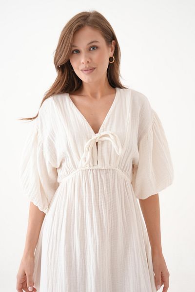 Butik Κοντομάνικο φόρεμα MG-2025 από 100% βαμβακερό ύφασμα μουσελίνας με λαιμόκοψη V με λεπτομέρεια από ελαστικό κορδόνι στη μέση
