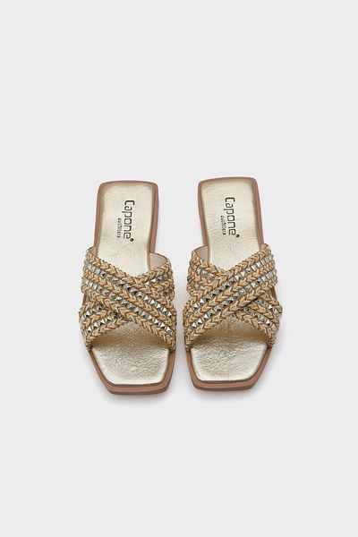 Capone Outfitters Γυναικείες παντόφλες Kyla Flat Heeled Blunt Toe Μεταλλικό Αξεσουάρ Cross Strap Straw Γυναικείες παντόφλες