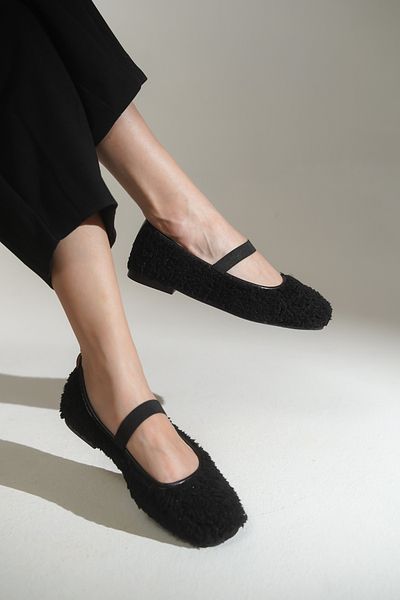 Capone Outfitters Women's Fur Rubber Banded Quilted Sole Black Ballerinas