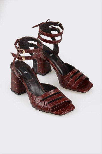 Elle Shoes Καφέ δερμάτινα γυναικεία πέδιλα με τακούνι