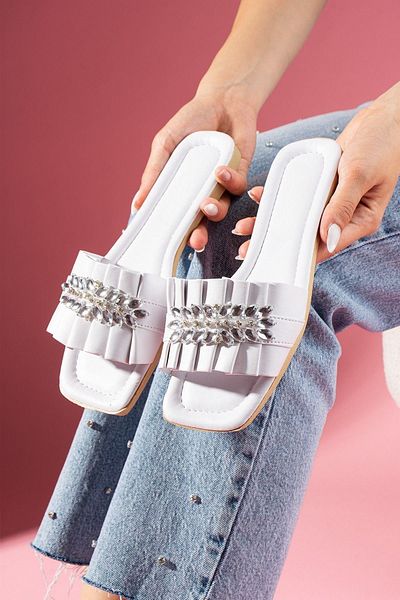 FUGA MODA Thor White Folded Leaf Stone Detailed Slippers