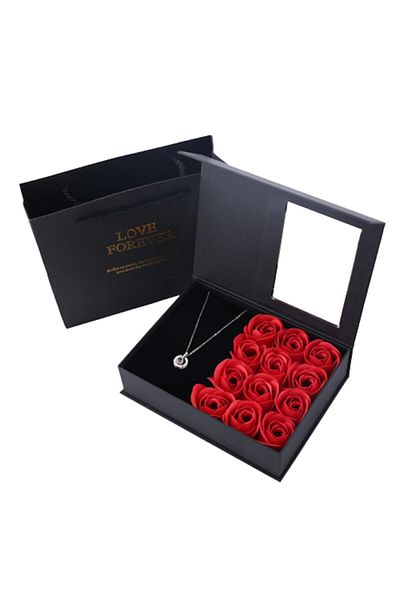 Tessero Set of soap roses and heart-shaped pendant necklace with 'I love you' projection in 100 languages, 1