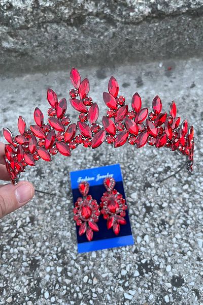 Hobigram مجموعة تاج الزفاف الأحمر من ريجينا هينا وإكسسوارات المناسبات الخاصة للنساء وثلاثة أقراط متدلية
