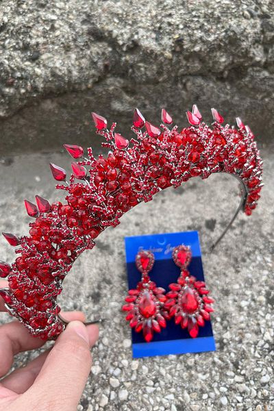 Hobigram مجموعة تاج الزفاف الأحمر من سلفاتوري هينا للمناسبات الخاصة وإكسسوارات تاج نسائي وأقراط واسعة