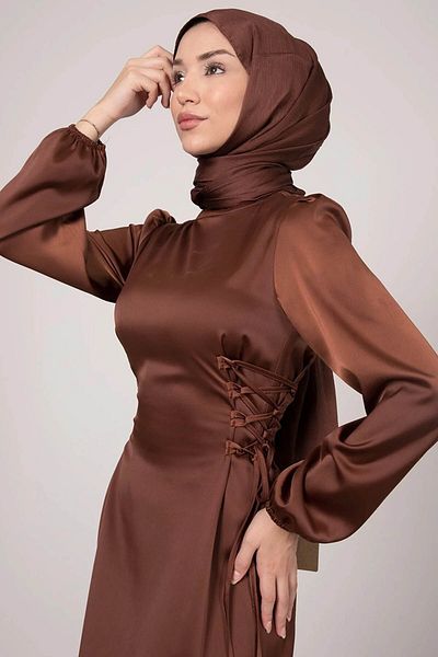 Tesettür Diyarı Γυναικείο Βραδινό Φόρεμα Σατέν Hijab με Σταυρό Πλαϊνό - Καφέ