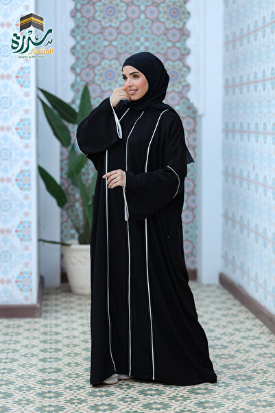 NON عباية سوادء مع خطوط بيضاء مميزة مصنوعة من الكريب لاطلالة مميزة
