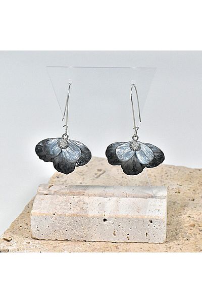 NARRU NARRU handmade earrings, flower-shaped, black and silver, Milena 08