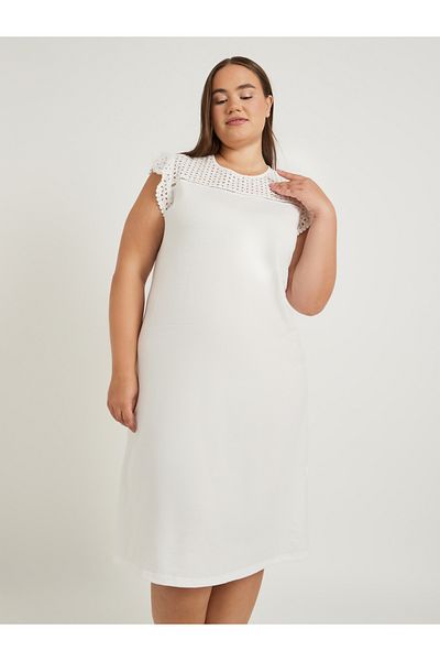 Styli Plus Size Schiffli Yoke Flat Pompom Detail Nightdress