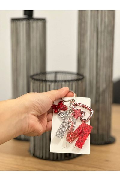 epoksiya سلسلة مفاتيح على شكل حرف M باللون الأحمر والفضي اللامع على شكل حرف إيبوكسي إضافي هدية