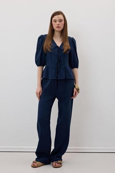 LEVURE Ön Bağlamalı Kolu Lastikli Müslin Bluz LACİVERT