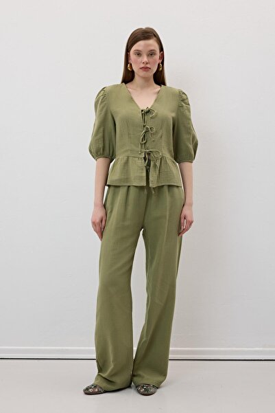 LEVURE بلوزة موسلين مطاطية بأكمام مربوطة من الأمام كاكي