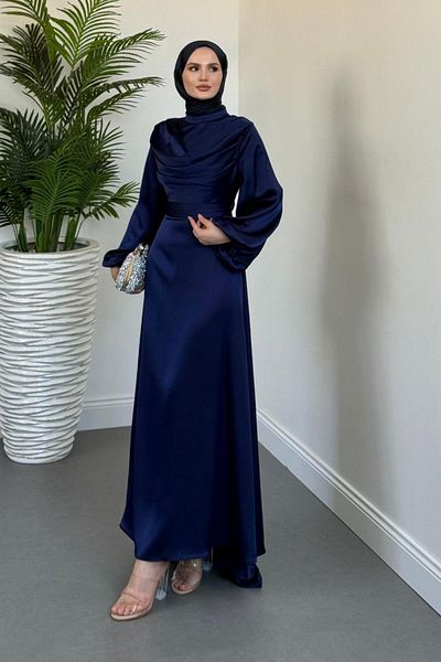 MERVEN AKYÜZ Βραδινό φόρεμα Oriana Degaje με γιακά με ουρά Navy Blue