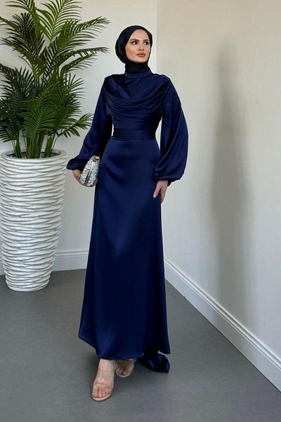 MERVEN AKYÜZ Βραδινό φόρεμα Oriana Degaje με γιακά με ουρά Navy Blue