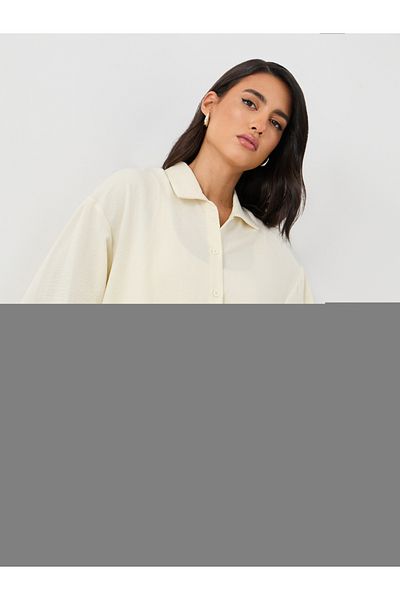 Styli قميص بقصّة عادية وياقة واسعة سادة