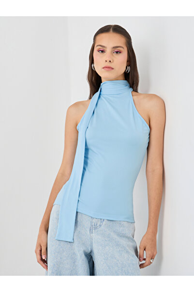 Styli بلوزة سادة بدون أكمام وياقة عالية مع تفاصيل ربطة عنق