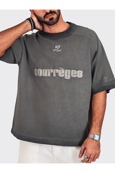 SWAG SA تي شيرت بتطريز كلمة courreges مع تطريز على الاكمام