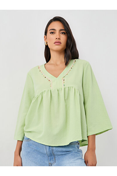 Styli بلوزة ببلوم مزينة بتفاصيل من الدانتيل وفتحة رقبة على شكل حرف V