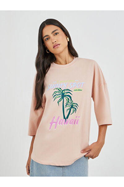 Styli تي شيرت كبير الحجم بطباعة جرافيكية وأكتاف مبالغ فيها