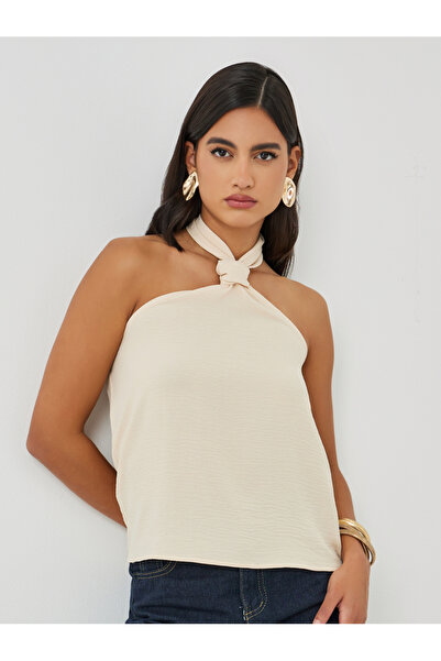 Styli بلوزة كامي سادة مع تفاصيل ملتوية وفتحة رقبة على شكل حرف H