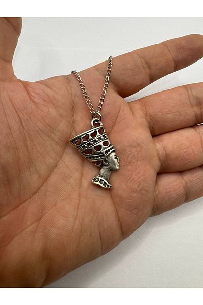 Herşey Nota Queen of the Nile – Unisex Necklace with Cleopatra Figure (60 cm Chain)