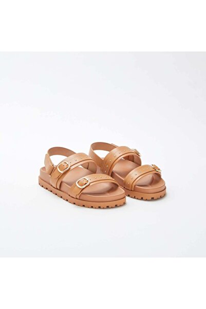 KIABI صندل مسطح بمسامير مزخرفة باللون البيج