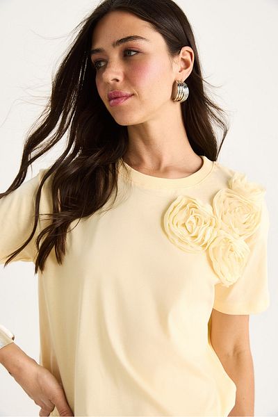 Bianco Lucci Women's Regular Crew Neck T-Shirt with Floral Accessories 60602030