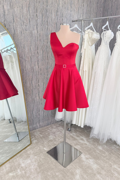 Lenta Moda Kırmızı Tek Omuz Taşlı Kemer Detaylı Saten Mini Abiye ve Gece Elbisesi