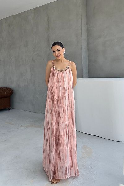 Seda Yalçın Atelier فستان موديل ماركة بتصميم الباتيك مع تفاصيل سلسلة